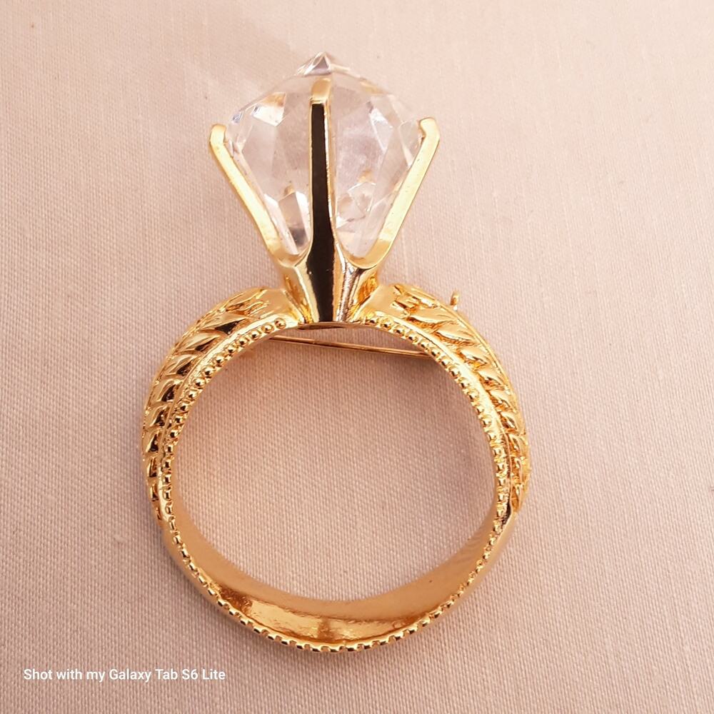 💎Jumbo Facsimile Diamond Ring Brooch Clear Faceted Stone On Gold Tone Setting